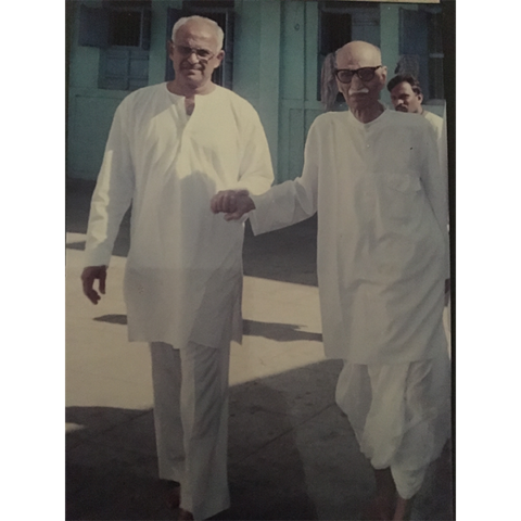 Baba’s son escorting him at Gondawale.