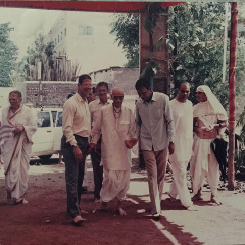 Dr. Dattatray Athawale welcoming Baba at Gondawale.