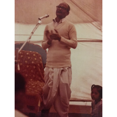 Shri. Vasant Borvankar singing, “Bolo Seeta Ram Ram” .