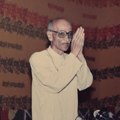 Baba greeting the audience before starting the discourse.