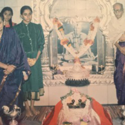 Baba with family at Gondawale Samadhi Mandir